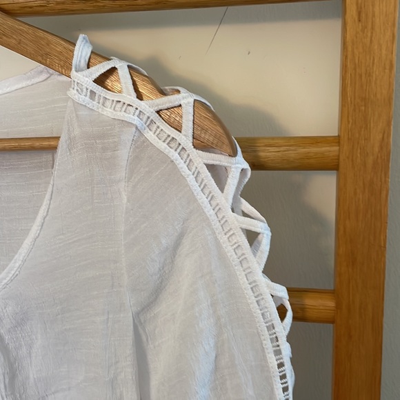 Unique Spectrum Cut about 3/4 Sleeve Top - Picture 2 of 4